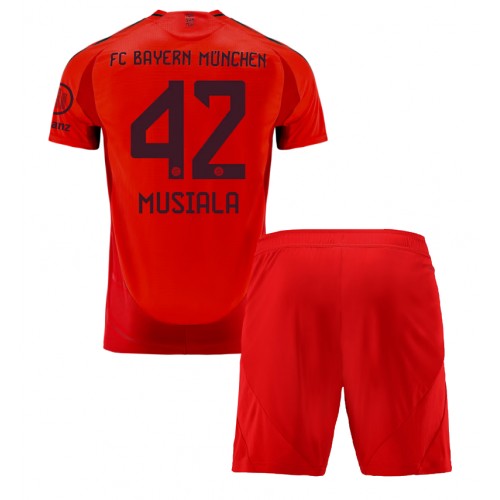 Dětský fotbalový dres Bayern Munich Jamal Musiala #42 2024-25 Domácí Krátký Rukáv (+ trenýrky)